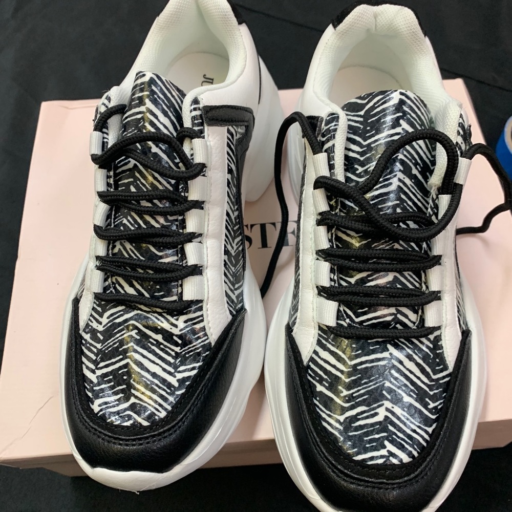 Black and white fashion sneaker